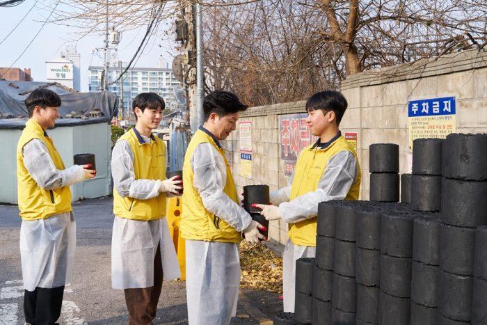 HDC현대산업개발, 연말 맞이 사랑 나눔 릴레이···용산 독거노인에 연탄 배달