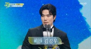 김강우 KBS 연예대상 신인상·48세에 푼 연기대상 한 임윤서 기자