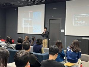 SLL, ‘어쩌면 해피엔딩’ 박천휴 작가 초청 사내 강연 진행 임윤서 기자