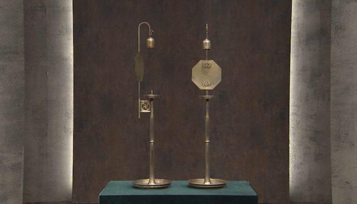 TV쇼 진품명품 1506회 청화백자 수자문 접시 · 해강 김규진 <괴석매조도> · 백동 쌍촛대…감정가는?