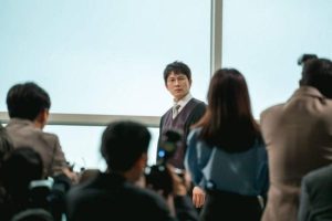 “재판장 뛰어넘었다”…’판사 이한영’ 지성, 살인범 배인혁 향해 법정서 ‘분노 폭발’ 임윤서 기자
