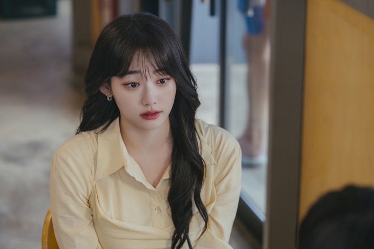 내일도 출근 3회 강미나, 윤정훈 앞 무릎까지…7년 장거리 연애 빨간불