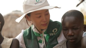 바다 건너 사랑 시즌6 2회 가난이 남긴 그림자, 고통의 땅 굴루 – 배우 한지혜 임윤서 기자