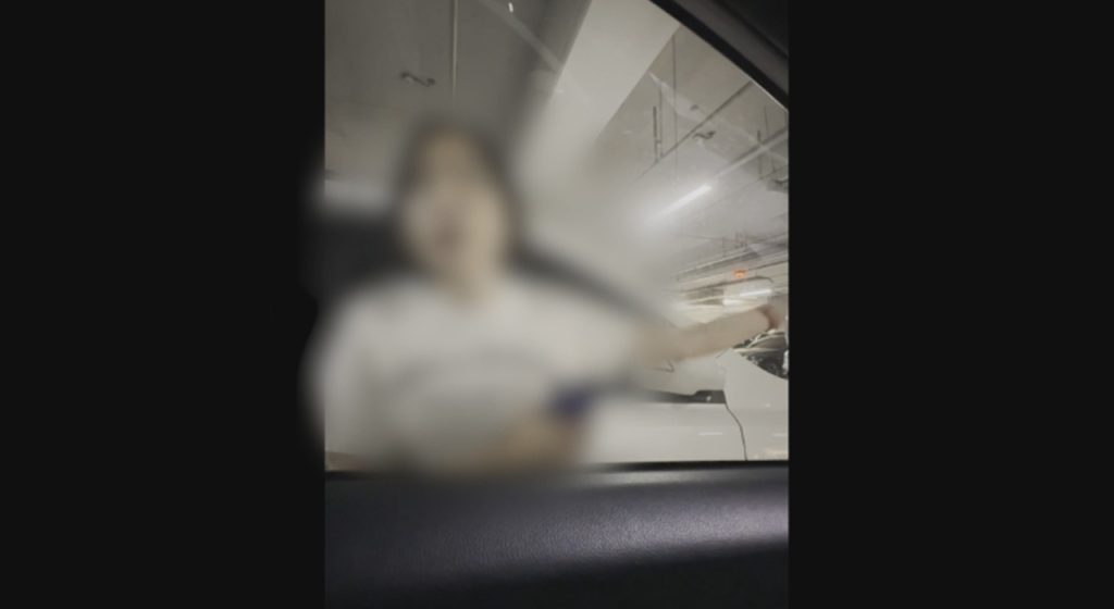 한블리 180회 주차 자리를 몸으로 맡은 여성