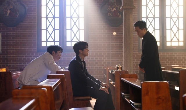 [신이랑 법률사무소] ‘첫 의뢰인’ 허성태, 창백한 귀신으로 등장… 유연석과 ‘기묘한 케미’ 예고