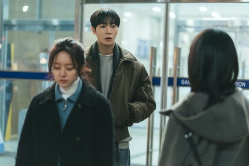 경찰서 앞에서 달라진 두 사람의 분위기